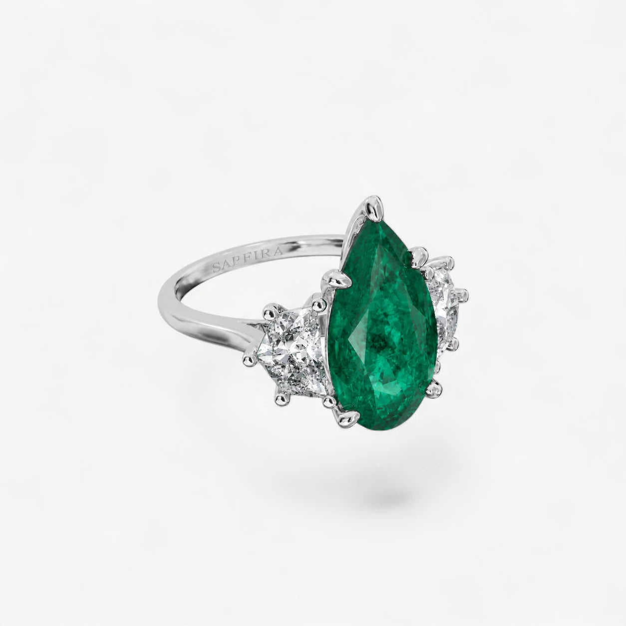Mirelle_ring_sapfira_white_gold_emerald